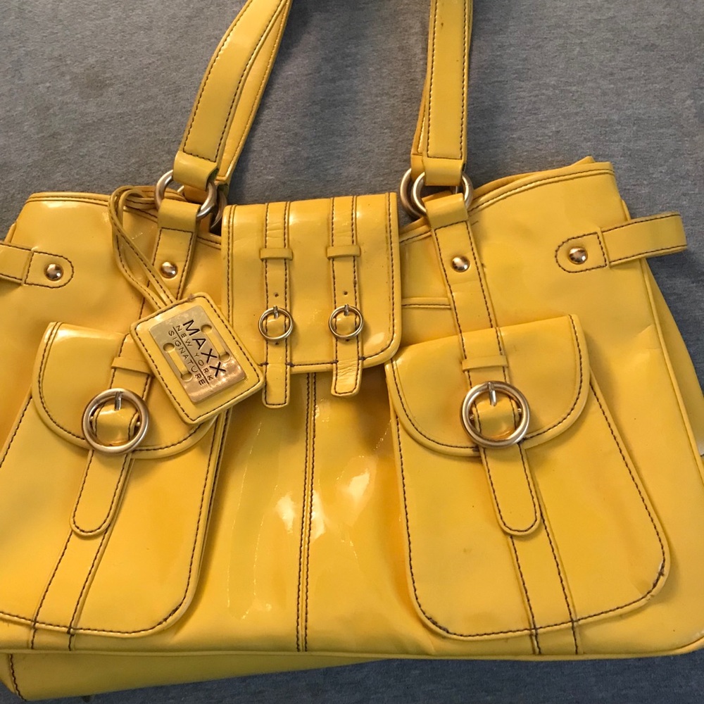 Beautiful yellow hand bag!